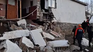 Ağrı'da 4,3 büyüklüğünde deprem. Evlerde hasar meydana geldi