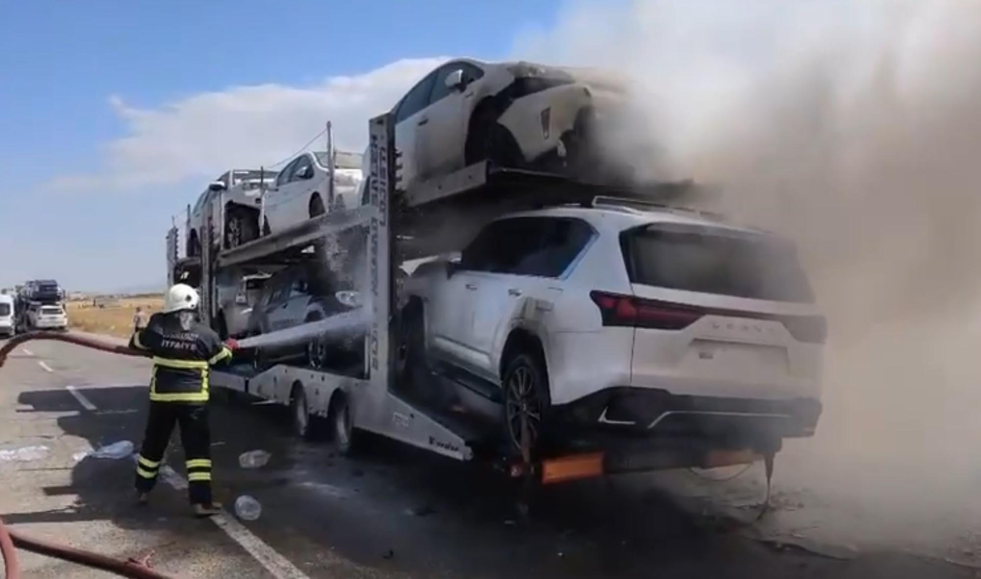 Ağrı'da otomobil yüklü TIR'da yangın çıktı. Araçlar hasar gördü