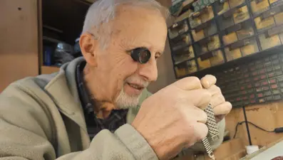 Tek başına 5 metrekarelik dükkanda çalışıyor. Zevkli ama stresli bir iş