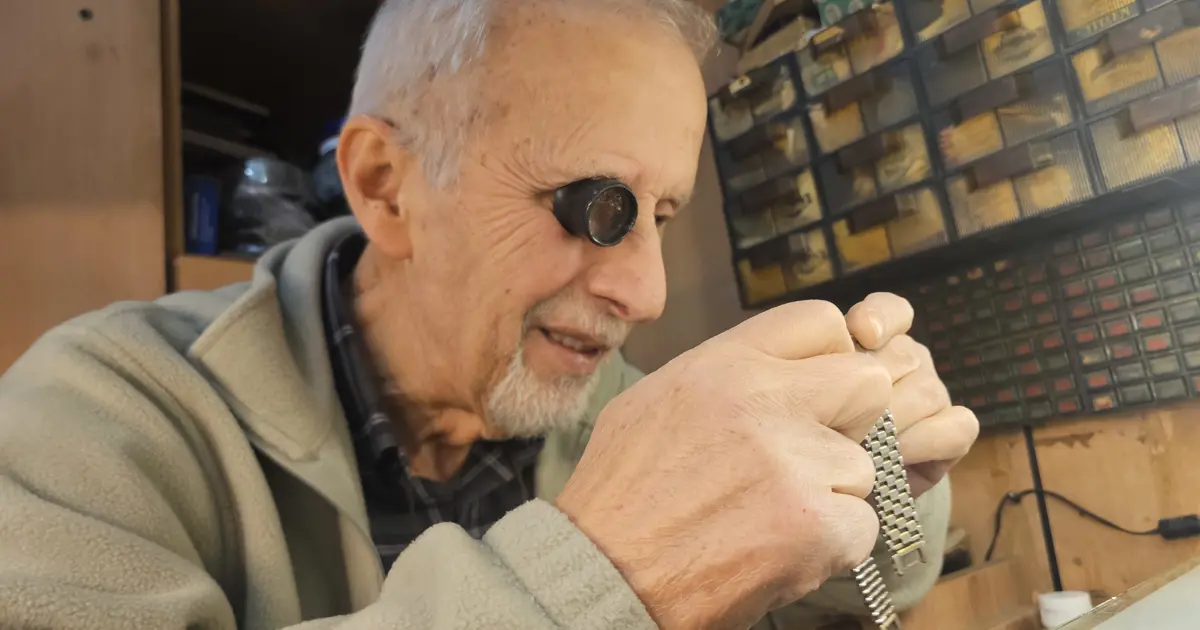 Tek başına 5 metrekarelik dükkanda çalışıyor. Zevkli ama stresli bir iş