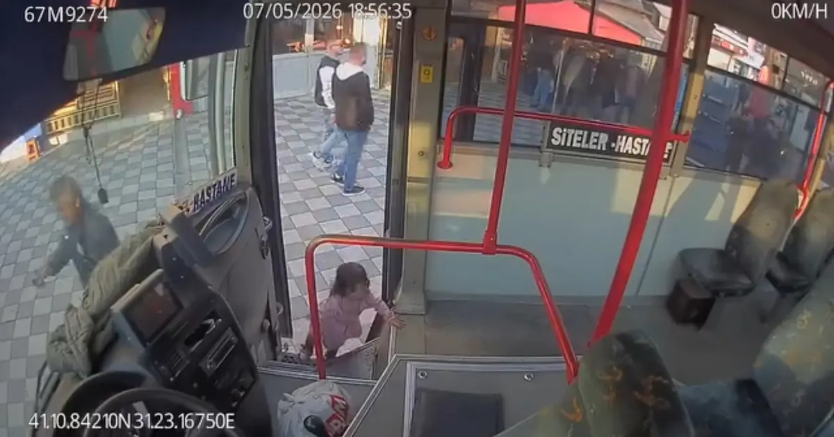 Şoför ağlayınca fark etti. 2 yaşındaki çocuk emekleyerek halk otobüsüne bindi