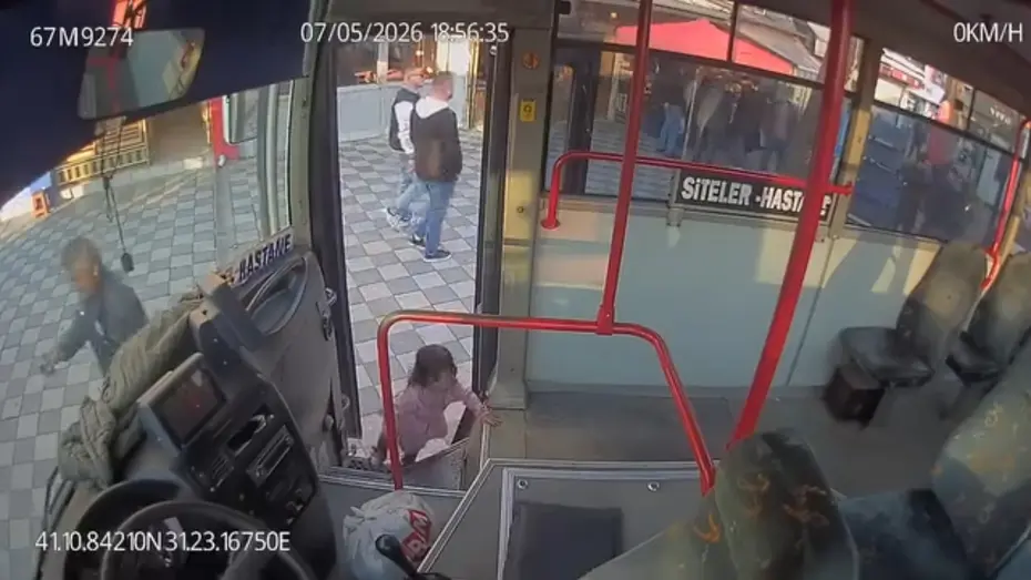 Şoför ağlayınca fark etti. 2 yaşındaki çocuk emekleyerek halk otobüsüne bindi