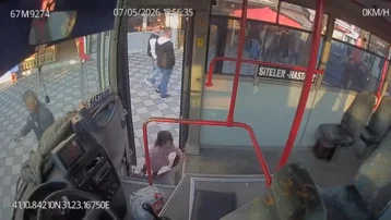 Şoför ağlayınca fark etti. 2 yaşındaki çocuk emekleyerek halk otobüsüne bindi
