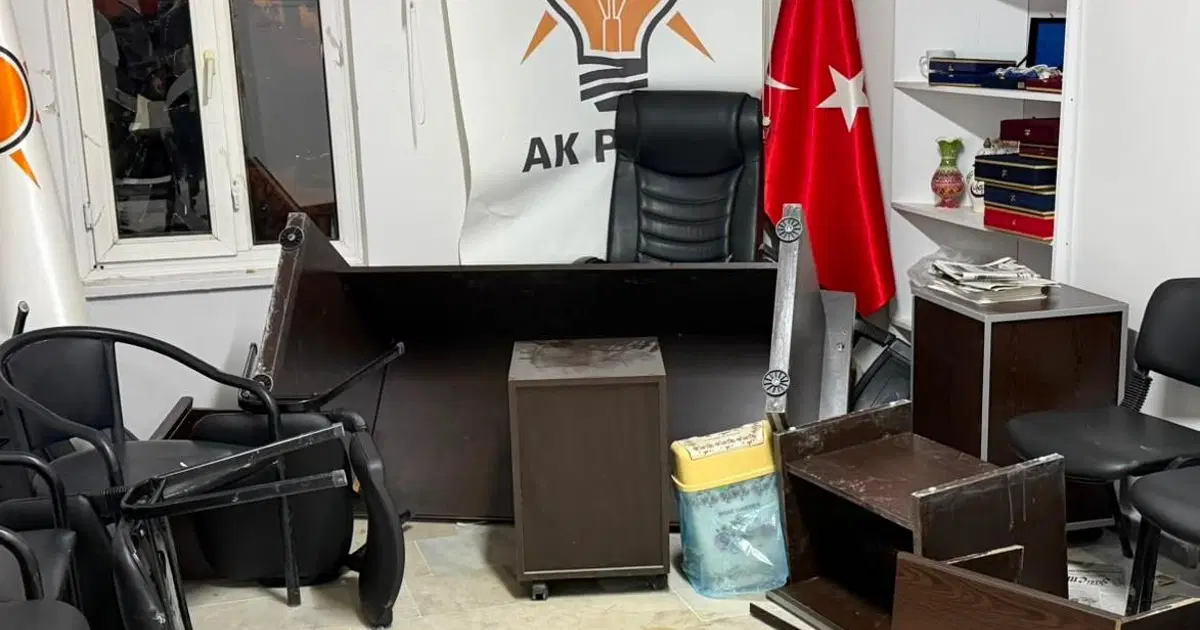 AK Parti Emet İlçe Başkanlığı binasına saldırı