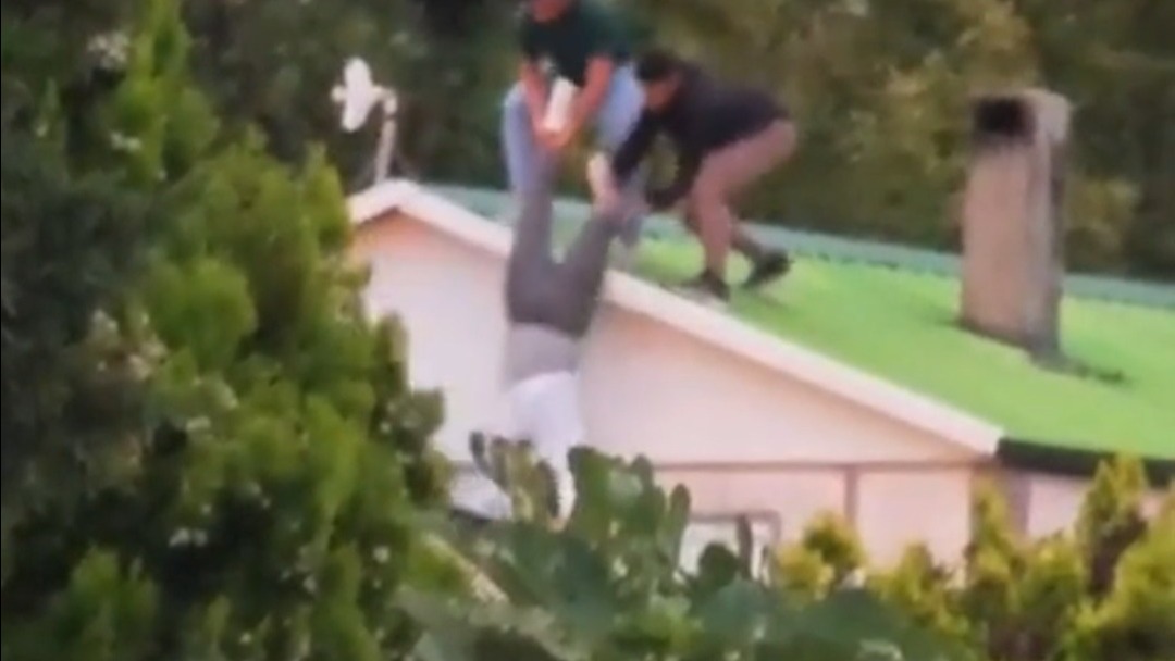 Çatıda akıma kapıldı, ayaklarından sarkıtılarak indirildi 
