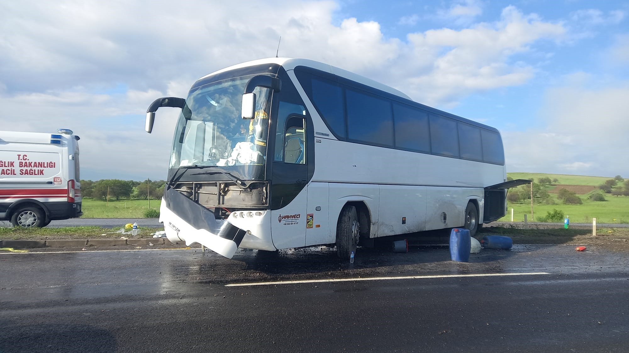 Kontrolden çıkan tur otobüsü kaza yaptı: Çok sayıda yaralı var