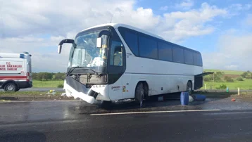 Kontrolden çıkan tur otobüsü kaza yaptı: Çok sayıda yaralı var