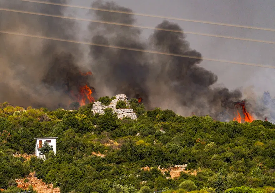 ANTALYA'DAKİ YANGIN RÜZGARIN ETKİSİYLE BÜYÜDÜ 1