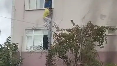 İşçilerin kaldığı binayı ateşe verdi: Camdan çarşafla kurtuldular