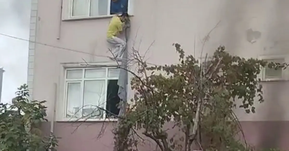 İşçilerin kaldığı binayı ateşe verdi: Camdan çarşafla kurtuldular