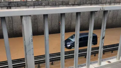 Alanya'da alt geçitte mahsur kalan 8 kişi kurtarıldı