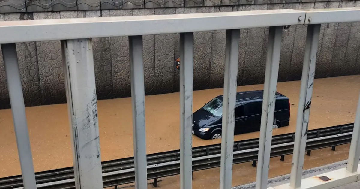 Alanya'da alt geçitte mahsur kalan 8 kişi kurtarıldı