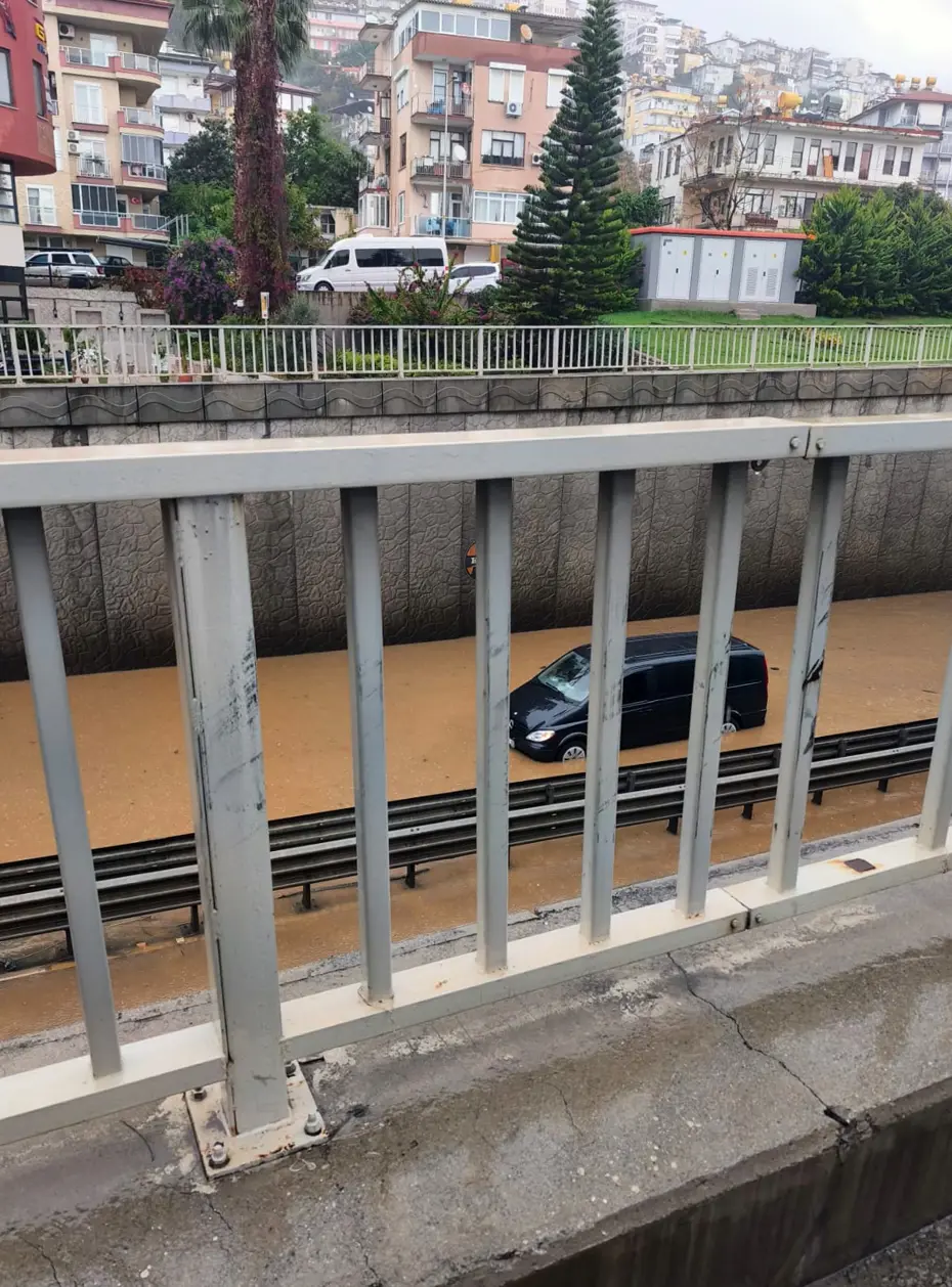 Alanya'da alt geçitte mahsur kalan 8 kişi kurtarıldı
