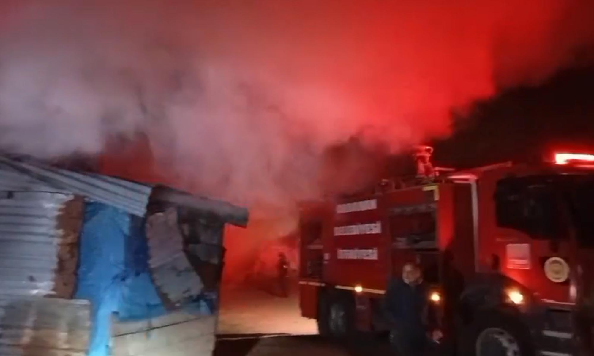 Ardahan'da yangın çıktı, alevler evi kullanılmaz hale getirdi