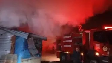Ardahan'da yangın çıktı, alevler evi kullanılmaz hale getirdi