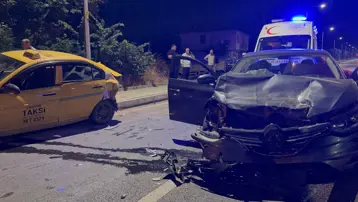Alkollü sürücü taksiye çarptı. 1 yaralı