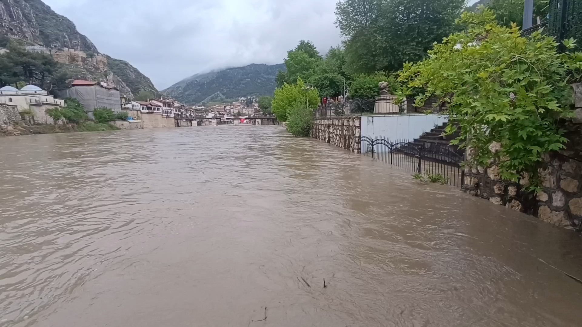 Baraj yüzde yüze yaklaştı, su tahliye edilecek. İki ilde taşkın alarmı