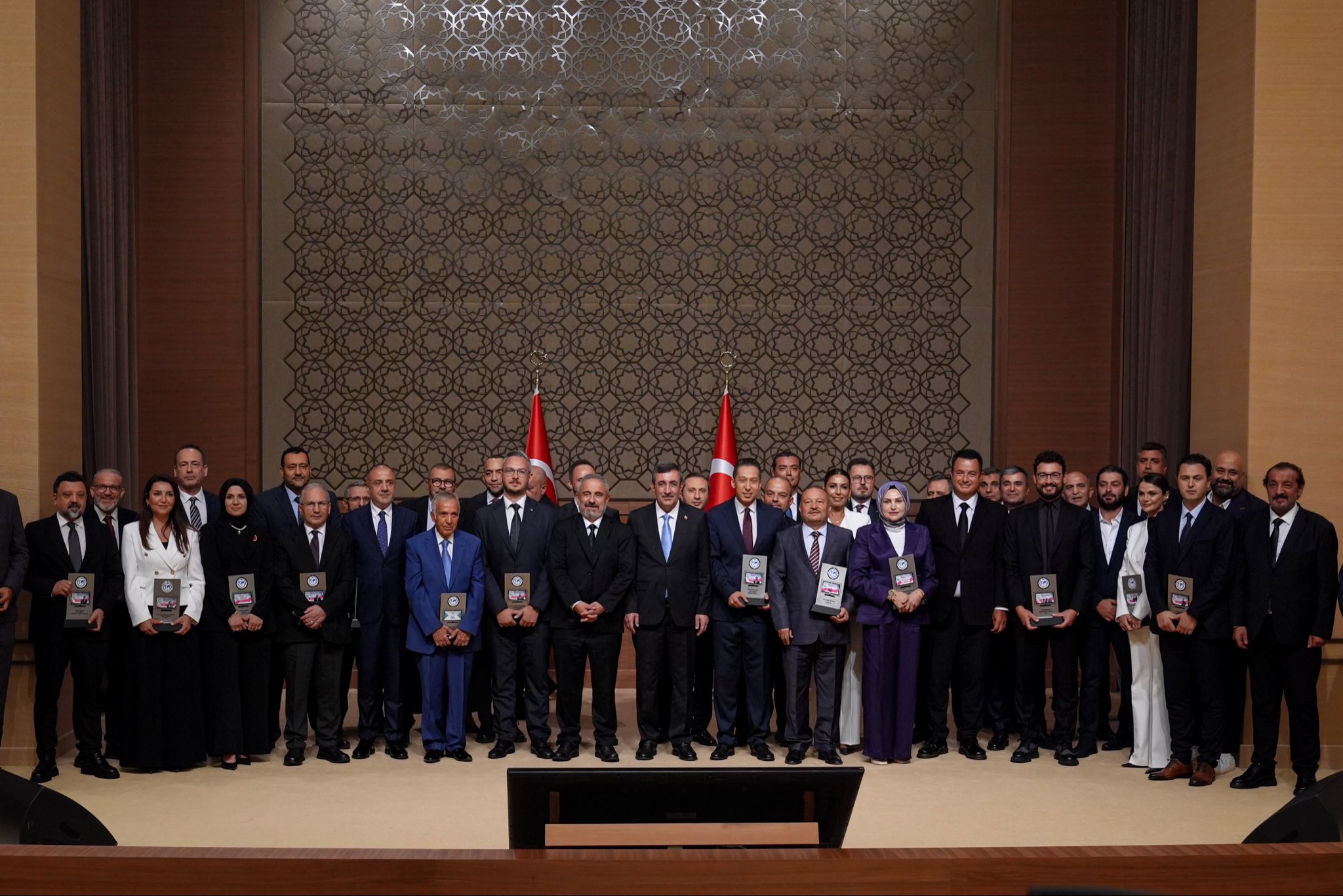11. Anadolu Medya Ödülleri sahiplerini bulduBu yıl 11'incisi düzenlenen Anadolu Medya Ödülleri, Cumhurbaşkanı Yardımcısı Cevdet Yılmaz'ın katıldığı programla sahiplerini buldu. Gecede NTV'den Osman Terkan, Yılın Muhabiri Ödülüne layık görüldü.