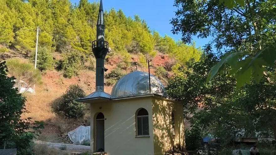 Etrafı asırlık çınarlarla kaplı. Bu cami yalnızca 9 metrekare 1 Etrafı asırlık çınarlarla kaplı. Bu cami yalnızca 9 metrekare 1