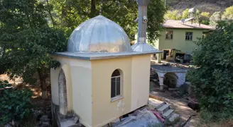 Etrafı asırlık çınarlarla kaplı. Bu cami yalnızca 9 metrekare