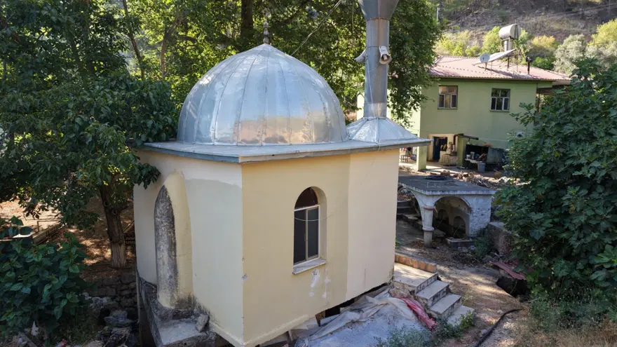 Etrafı asırlık çınarlarla kaplı. Bu cami yalnızca 9 metrekare Etrafı asırlık çınarlarla kaplı. Bu cami yalnızca 9 metrekare