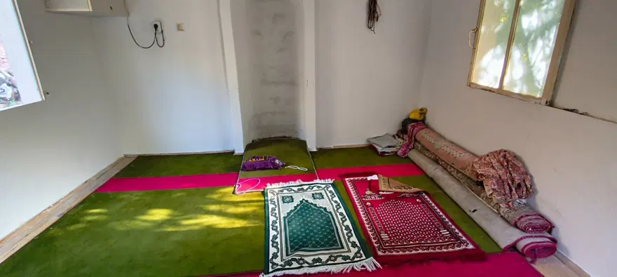 Etrafı asırlık çınarlarla kaplı. Bu cami yalnızca 9 metrekare 2 Etrafı asırlık çınarlarla kaplı. Bu cami yalnızca 9 metrekare 2