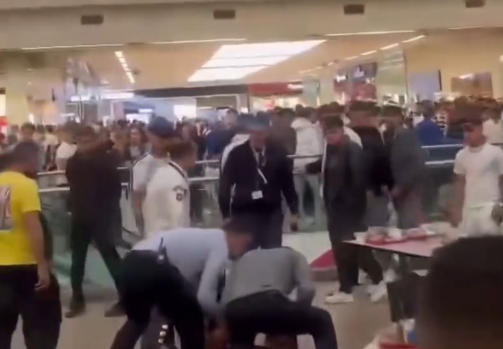 Alışveriş merkezinde bıçaklı kavga: 2 yaralı