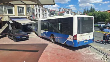 Ankara'da belediye otobüsü iş yerine girdi. 7 yaralı