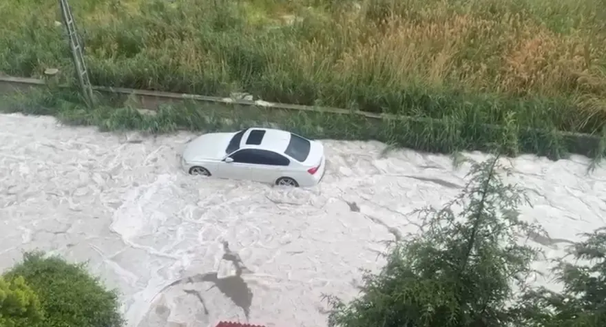 Üç ili sağanak ve dolu vurdu: Bir anda bastırdı, yollar beyaza büründü 2