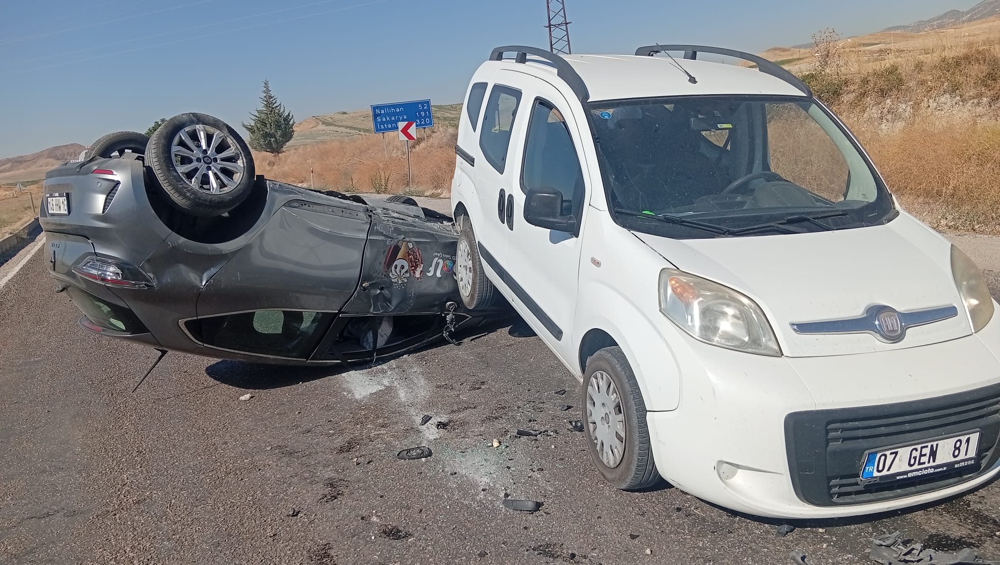 Ankara'da kaza yapan otomobil ters döndü. 3 yaralı