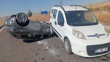 Ankara'da kaza yapan otomobil ters döndü. 3 yaralı