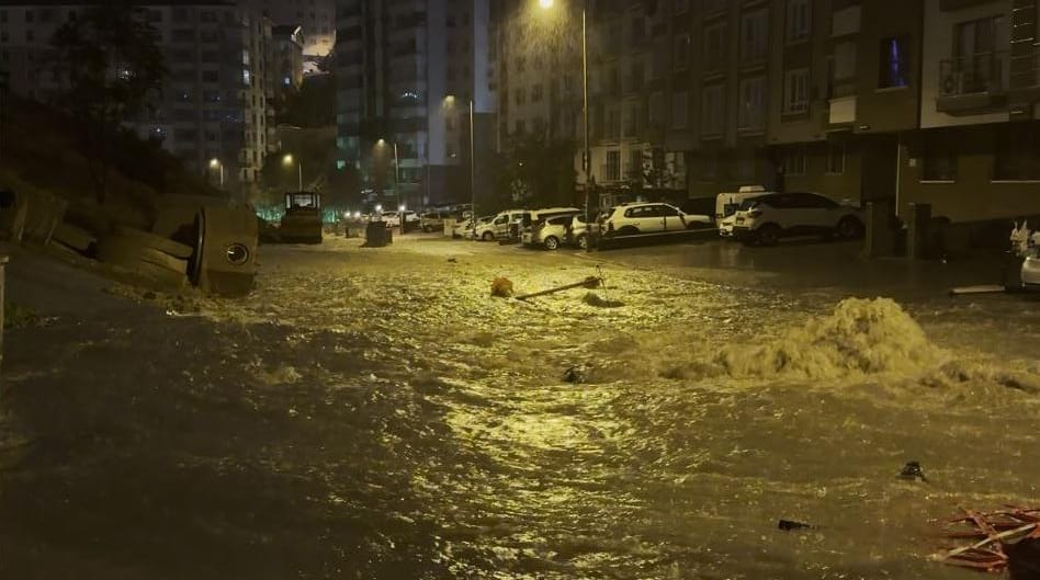 Ankara'da sağanak sonrası rögar taştı