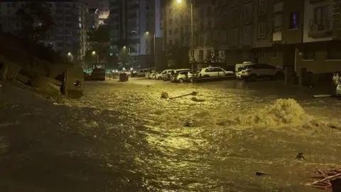 Ankara'da sağanak sonrası rögar taştı