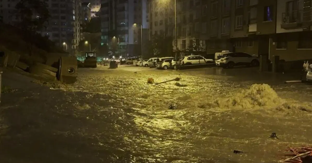 Ankara'da sağanak sonrası rögar taştı