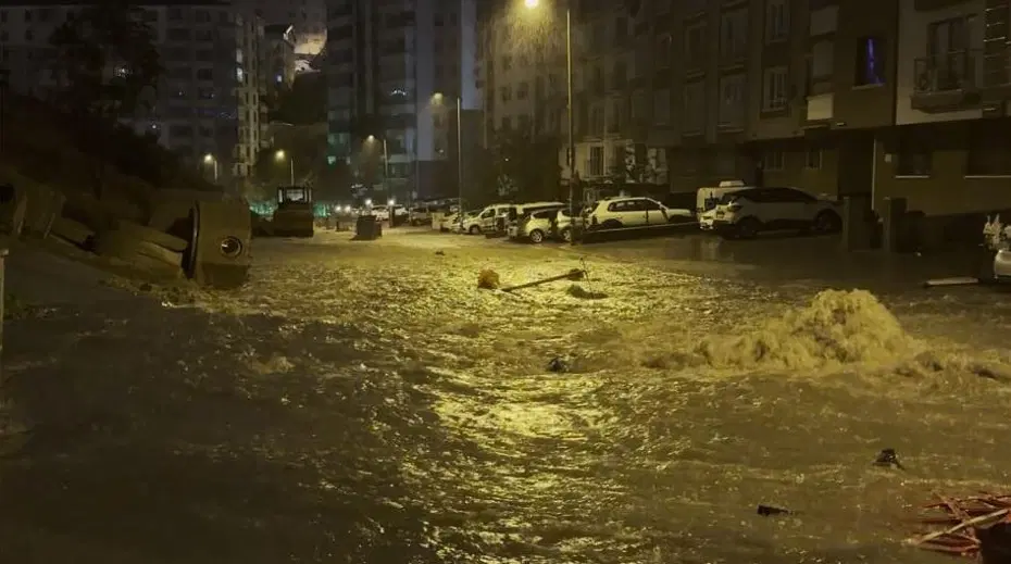 Ankara'da sağanak sonrası rögar taştı