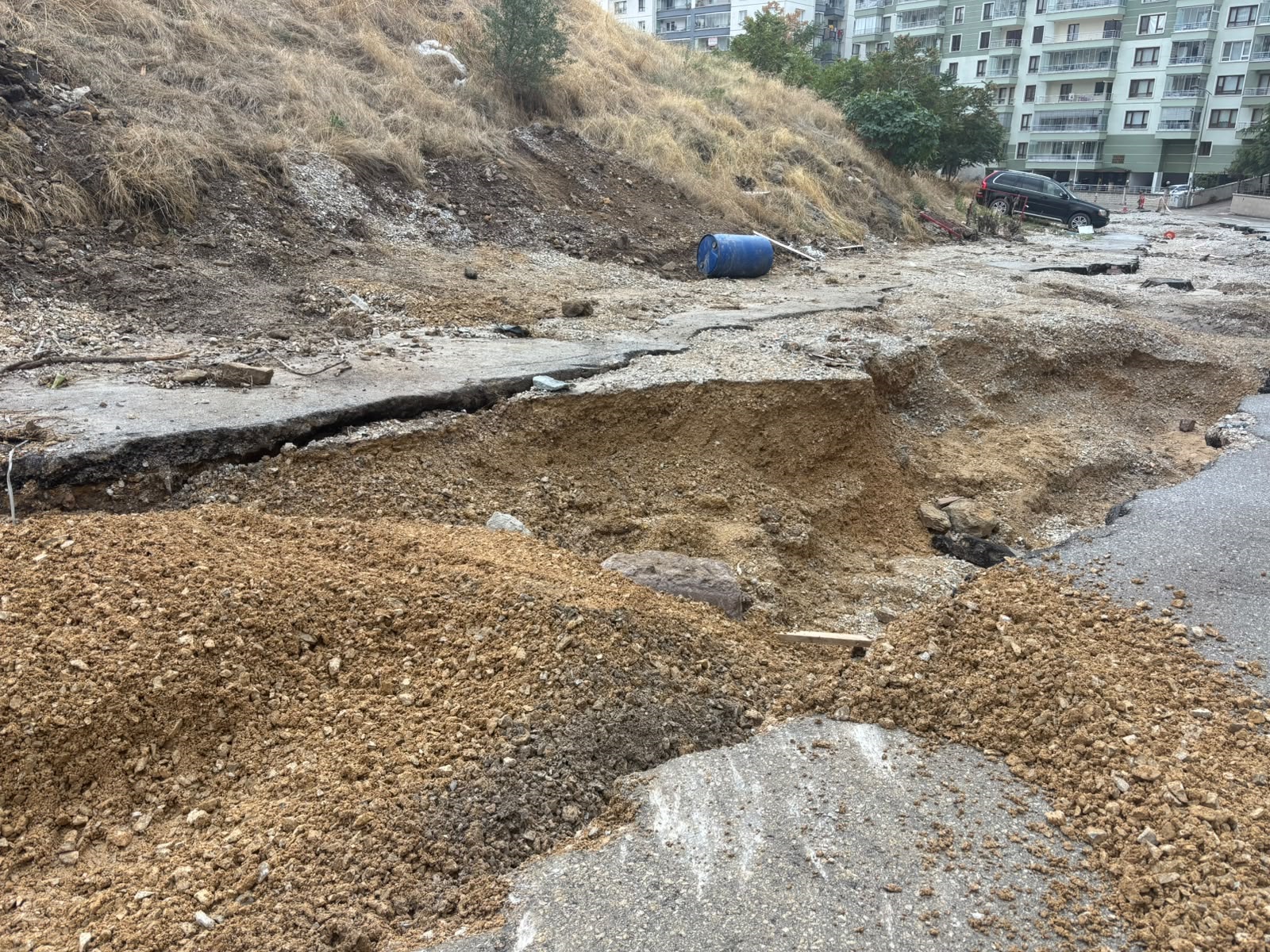 Ankara'da sel nedeniyle çöken yolda 20 araç hasar gördü
