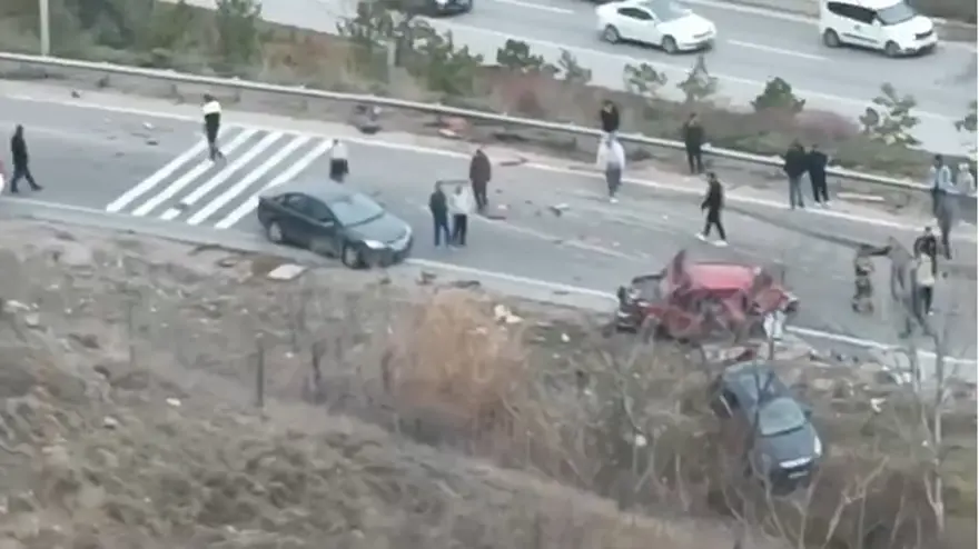 Ortalık savaş alanına döndü. Vinç 13 araca çarptı 3