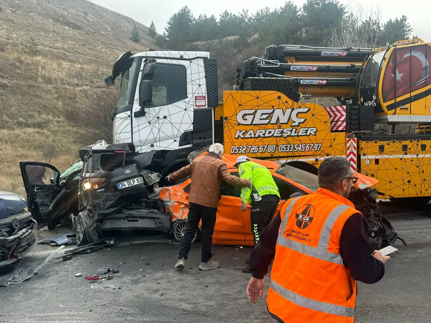 Ortalık savaş alanına döndü. Vinç 13 araca çarptı 2