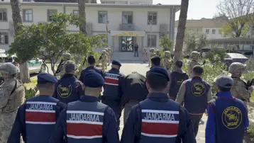 Annesini başına odunla vurarak öldürmüştü, arkadaşı da tutuklandı