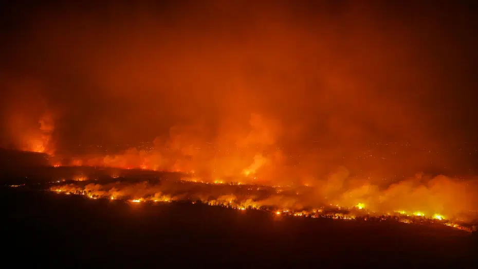 Antalya'da orman yangınıyla mücadele. Evler boşaltıldı