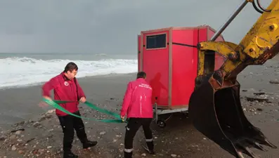 Antalya'da denize sürüklenen karavandaki turistler kurtarıldı