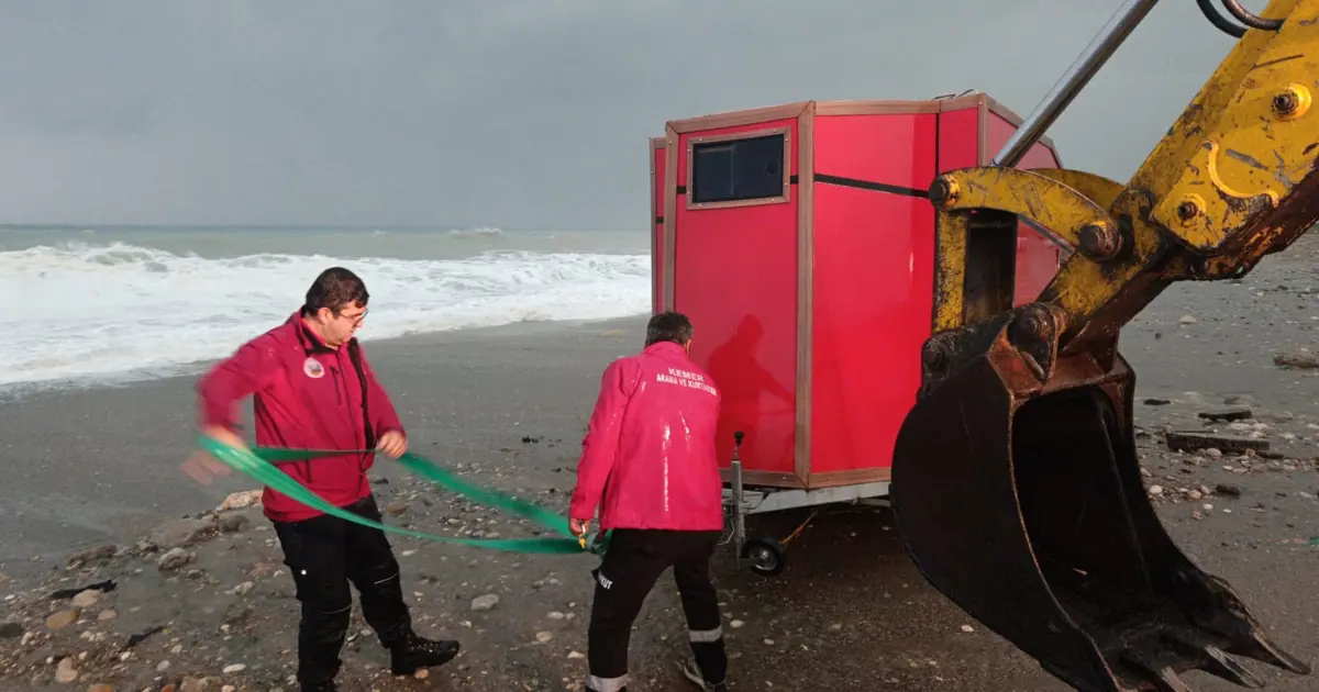 Antalya'da denize sürüklenen karavandaki turistler kurtarıldı