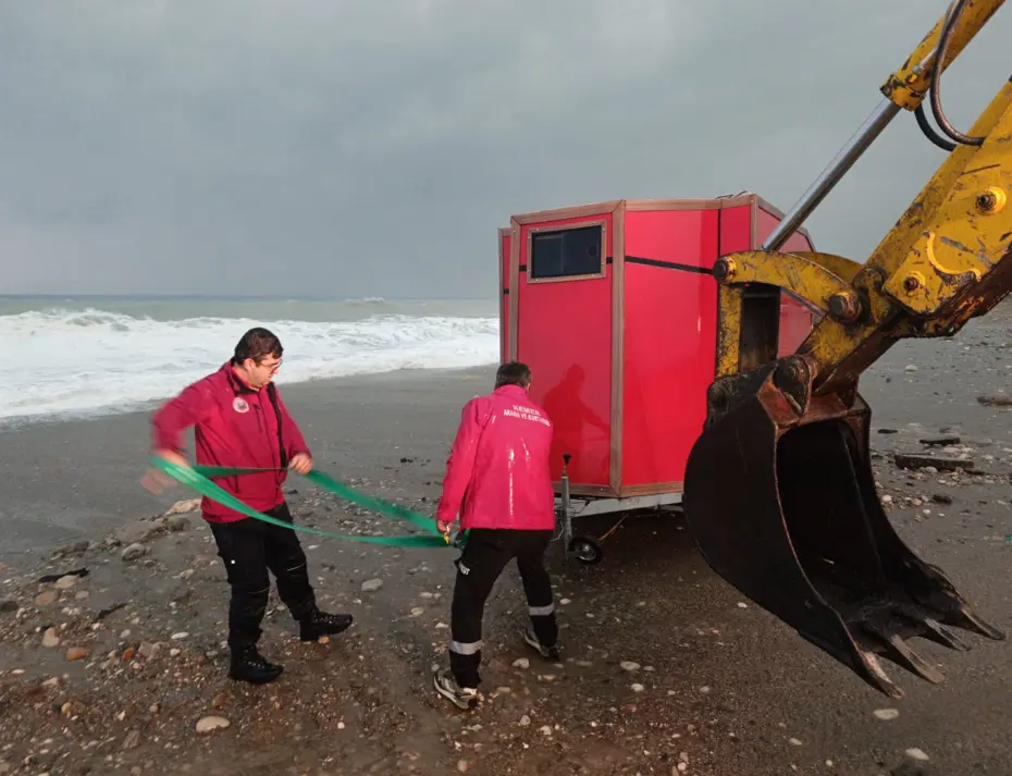 Antalya'da denize sürüklenen karavandaki turistler kurtarıldı