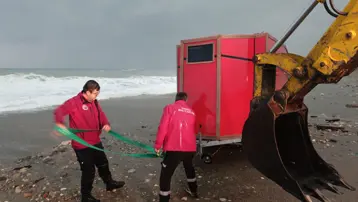 Antalya'da denize sürüklenen karavandaki turistler kurtarıldı