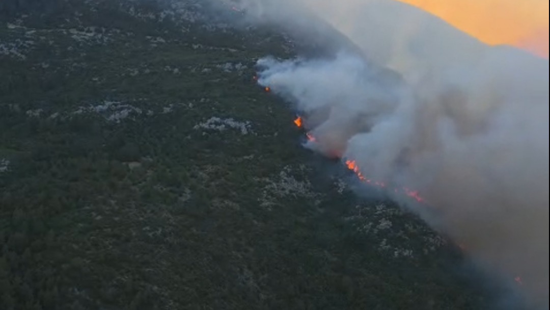 Antalya’nın Kaş ilçesinde orman yangını. Havadan ve karan müdahale ediliyor