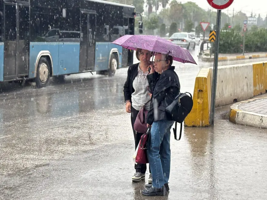 Antalya'yı sağanak ve fırtına vurdu: Yollar göle döndü, hortum oluştu 
