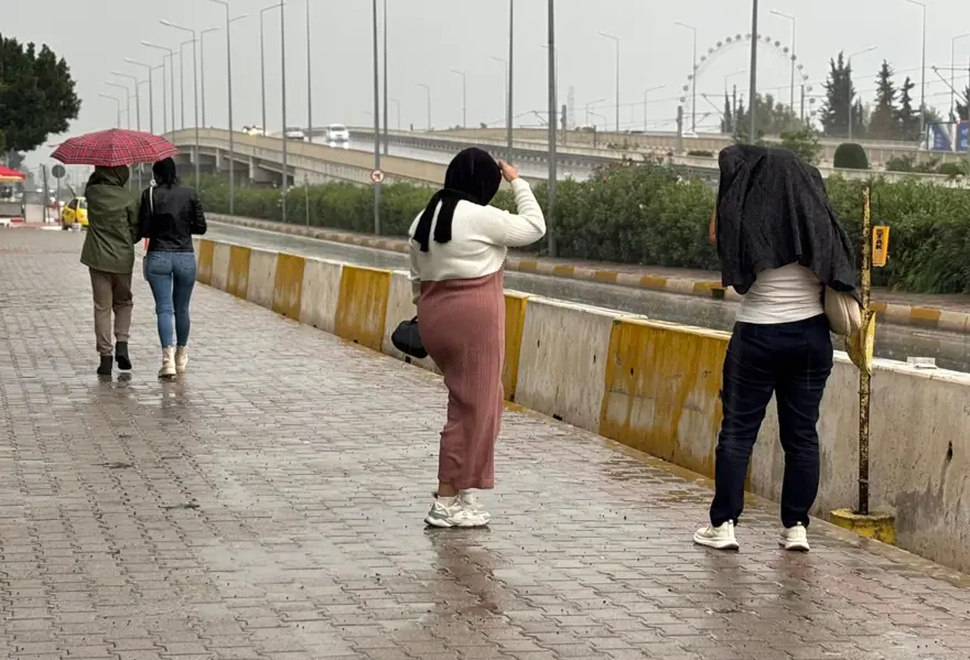 Antalya'yı sağanak ve fırtına vurdu: Yollar göle döndü, hortum oluştu 1