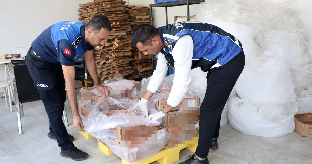 Döner, sucuk yapacaklardı! 25 ton bozuk tavuk eti ele geçirildi