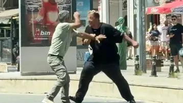 Antalya'da korkutan sokak kavgası: Turistler dehşetle izledi