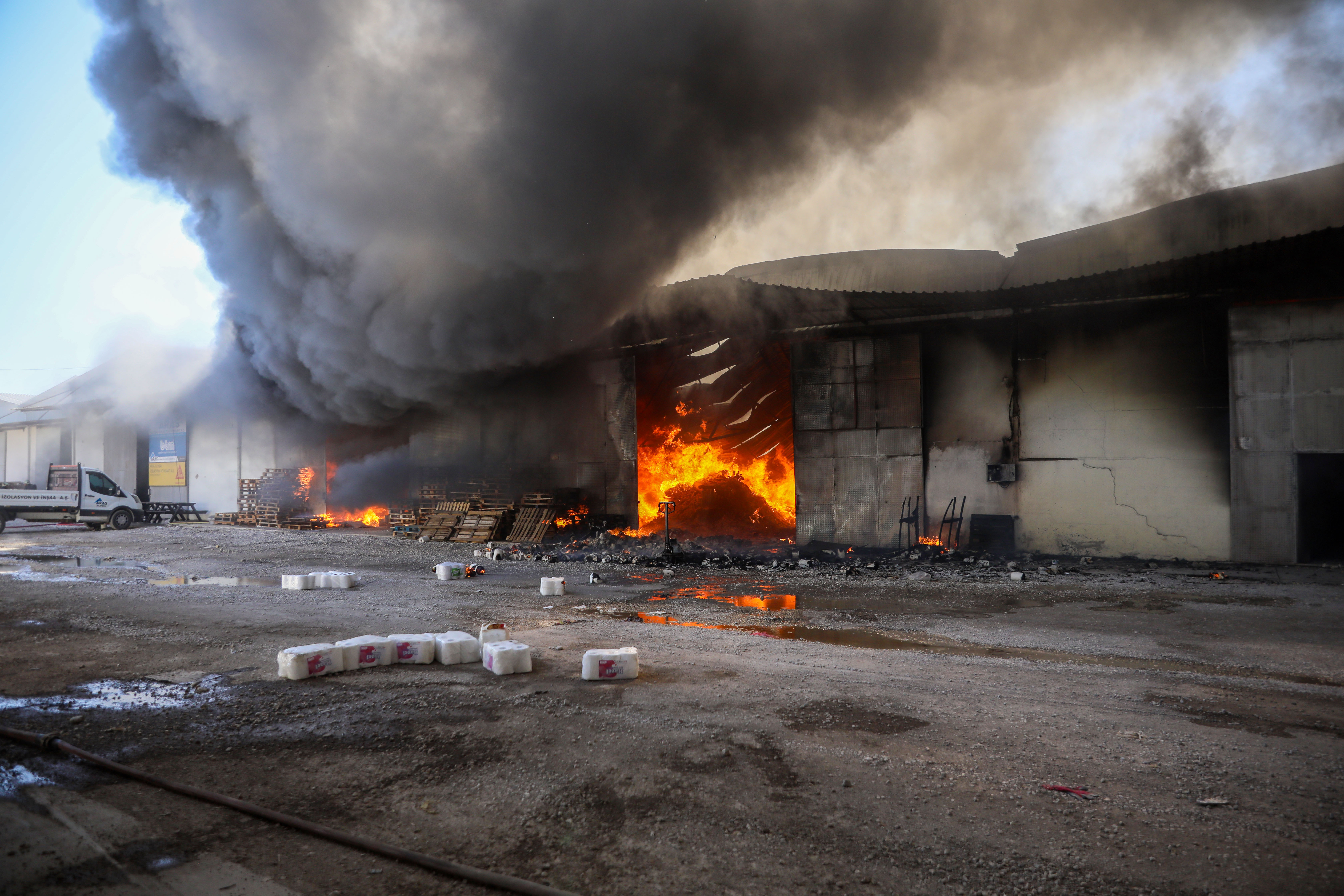 Antalya'da 5 depo yandı